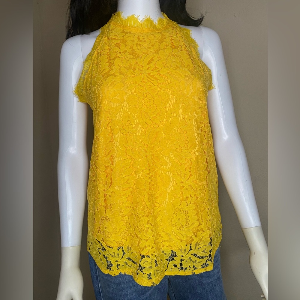 CORIRESHA Elegant Double Layered Lace Crewneck Curved Hem Tank Top.